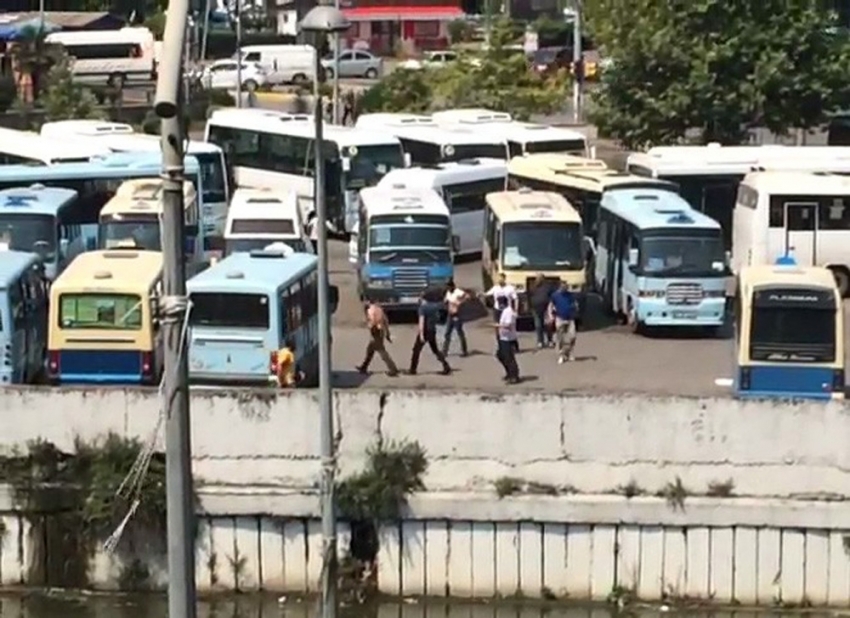 Dolmuş durağında silahlı kavga kamerada