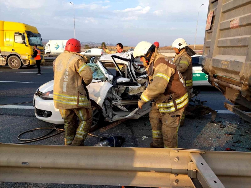 Otomobil kamyona arkadan çarptı: 2 ölü, 1 yaralı