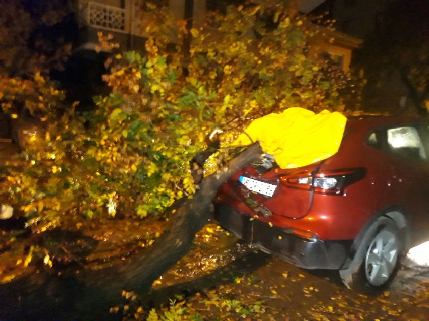 Ankara’da sağanak yağış ve rüzgar etkili oldu