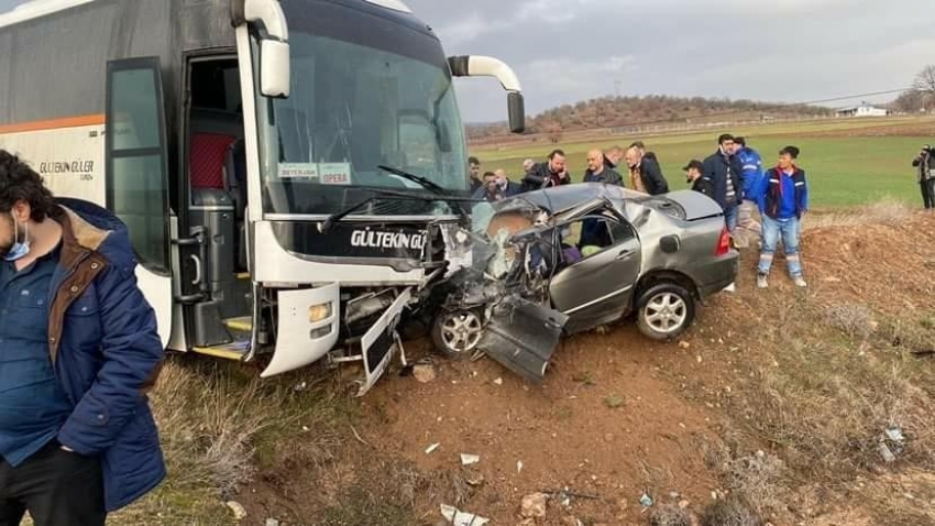 Servis otobüsü ile otomobil çarpıştı: 2 ölü 