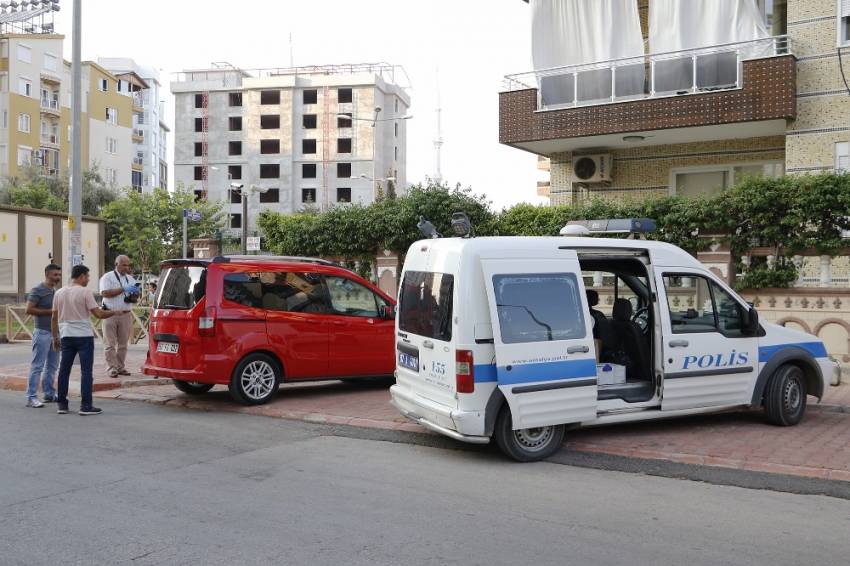 Banka soygunu teşebbüsü kilitli kapıya takıldı