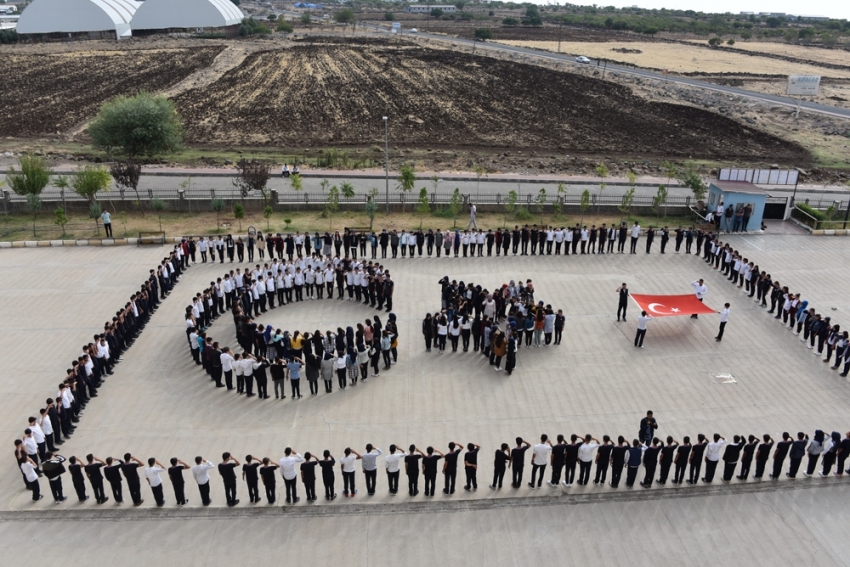 700 öğrenci Mehmetçiğe selama durdu