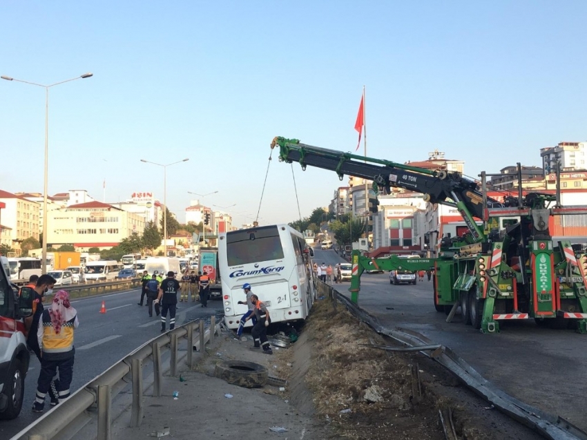 Pendik’te yolcu otobüsü yan yattı; 1 ağır 11 yaralı