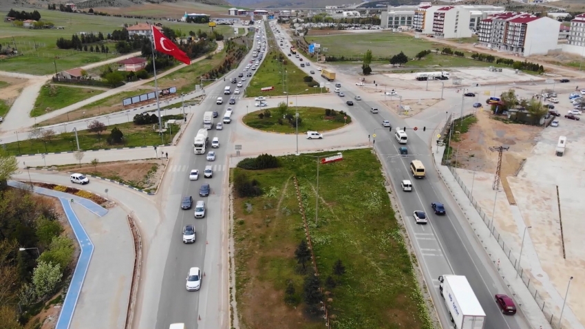 43 ilin geçiş güzergahında ’tam kapanma’ yoğunluğu: Araç trafiği havadan görüntülendi