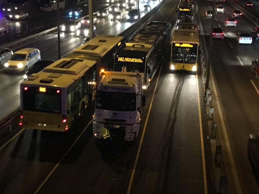 Metrobüs arızası uzun kuyruklar oluşturdu