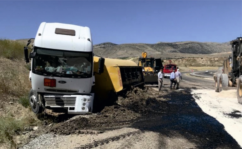 Kahta’da petrol tankeri devrildi: 1 yaralı