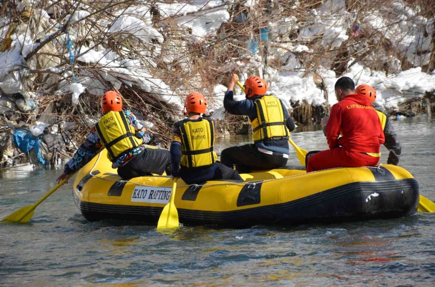 Milli sporcular, eksi 10 derecede rafting antrenmanları yapıyorlar