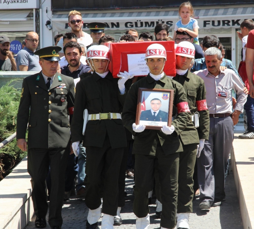 Sivas şehidini son yolculuğuna uğurluyor