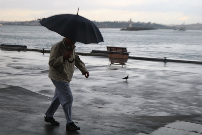 İstanbullular güne yağmurla uyandı