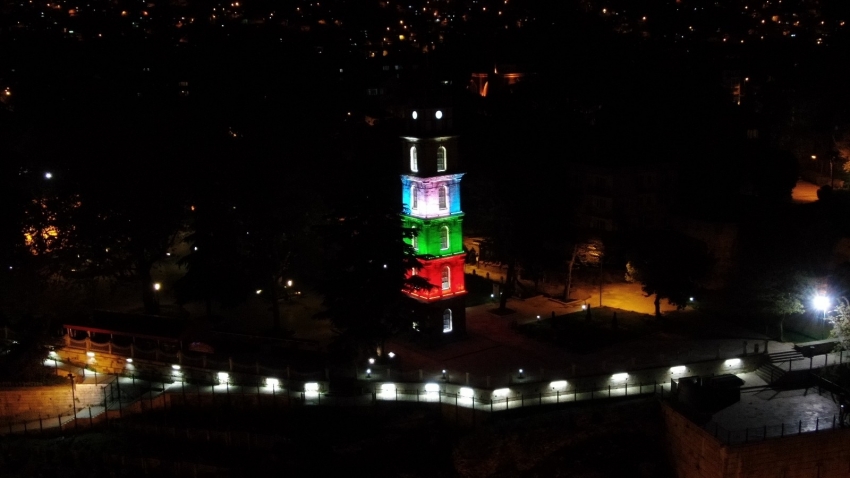 Tarihi Tophane Saat Kulesi Filistin bayrağı renklerinde ışıklandırıldı