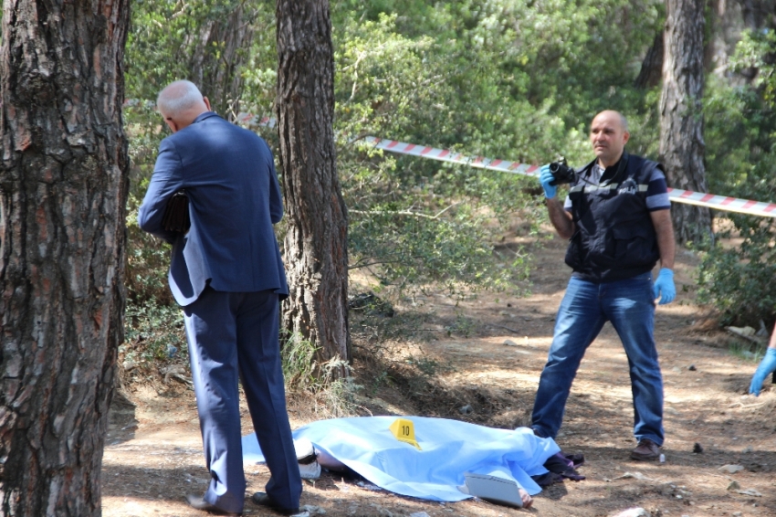 Karısını ve sevgilisi olduğunu öne sürdüğü kişiyi öldürdü