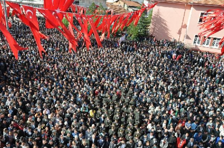 Çorumlu şehidi 30 bin kişi uğurladı