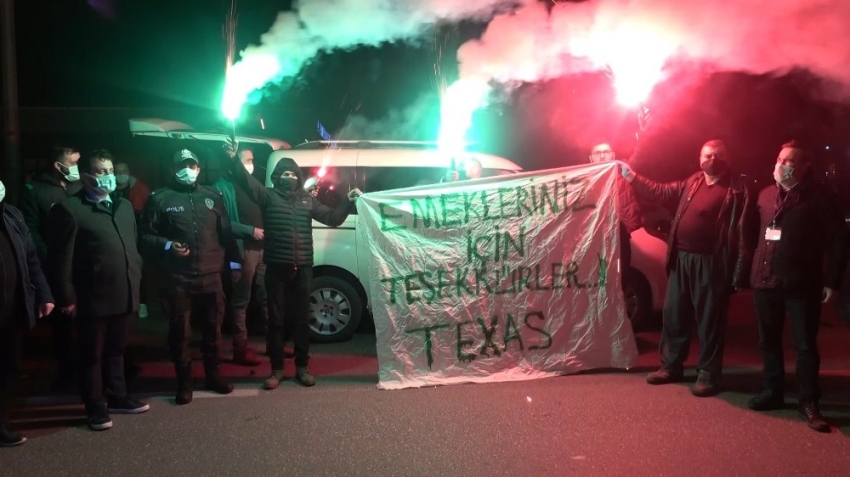 Bursaspor taraftarından polis ekiplerine meşaleli destek