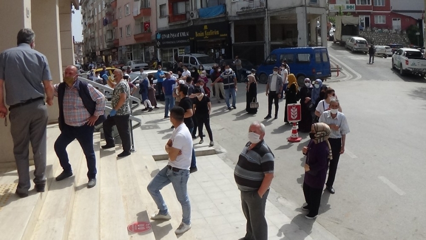 Bursa’da bayram öncesi banka önünde uzayan kuyruklar