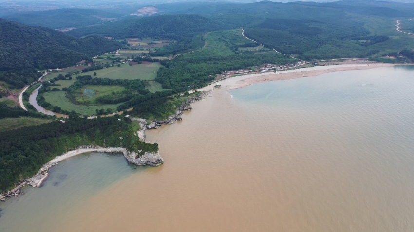 Karadeniz kahverengiye bürüdü