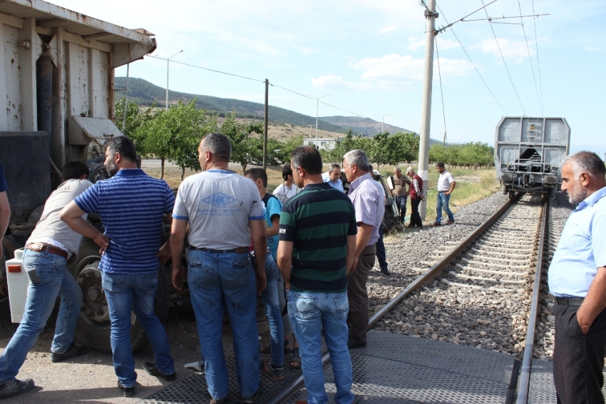 Tren kamyonu biçti, şoförün burnu bile kanamadı