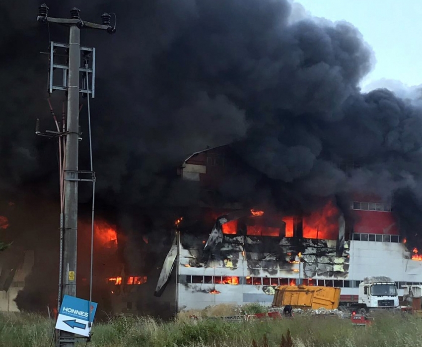 Fabrika alevlere teslim oldu