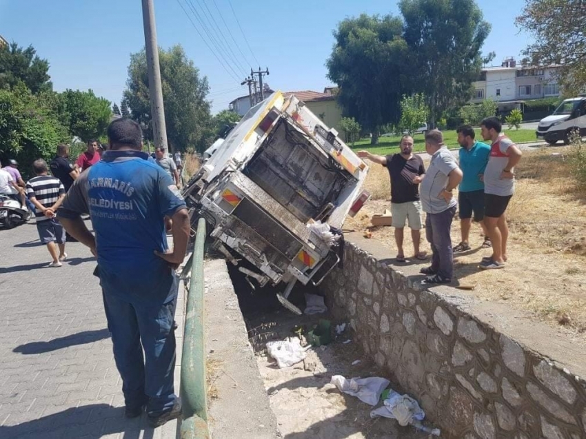 Çöp kamyonu kaza yaptı: 3 yaralı