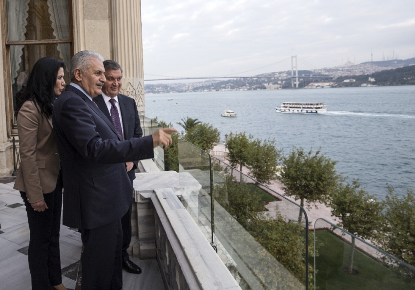 Özbekistan Cumhurbaşkanı ile hatıra fotoğrafı çektirdi