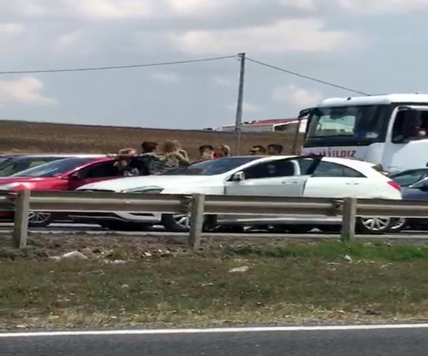 Kadınların trafikteki saç saça kavgası!