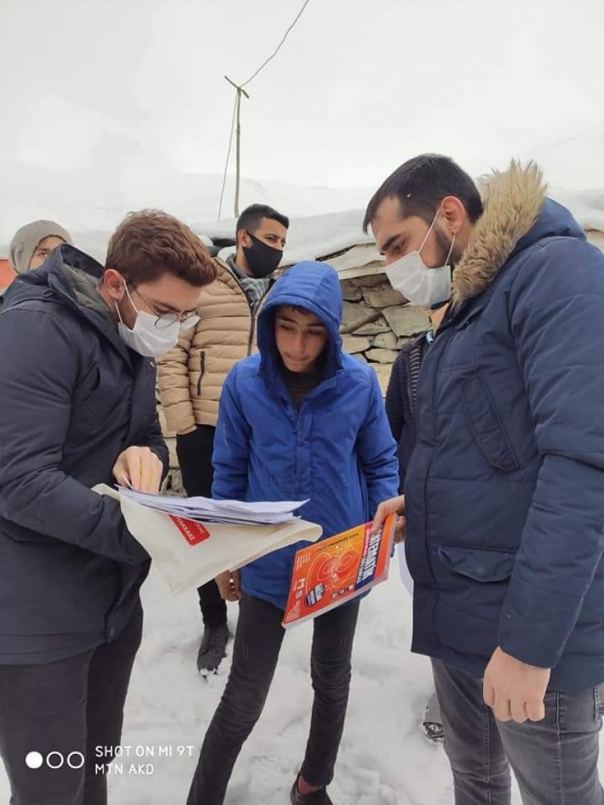 Öğretmenler kapı kapı dolaşarak kitap dağıttı