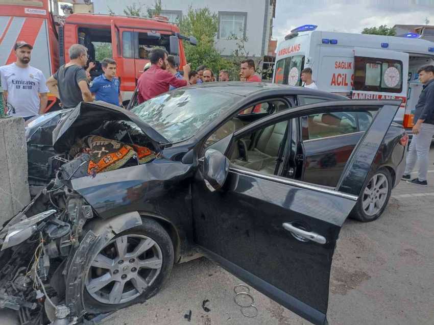 Tansiyonu düşen sürücü bahçe duvarına çarpıp otomobilde sıkıştı