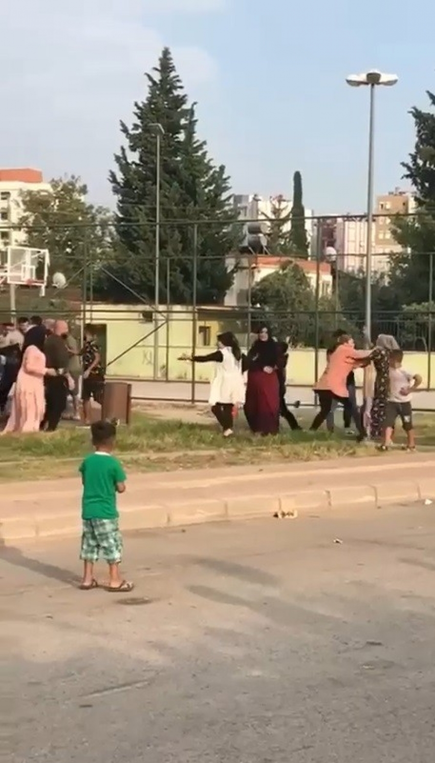 Kadınların kavgası erkekleri aratmadı, olan çocuklara oldu