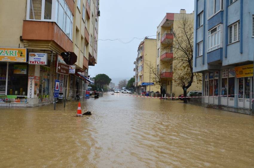 Çanakkale’de yollar göle döndü