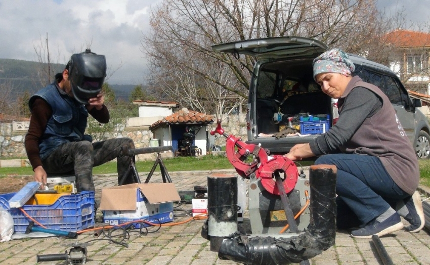 Oğlu askere gidince yerine annesi doğalgaz tesisatçısı oldu