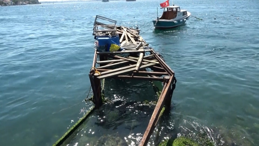 Boğazdan geçen savaş gemilerinin dalgası kafe ve balıkçıları vurdu