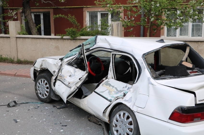 Beton mikseriyle otomobilin çarpıştığı kazada baba ve oğlu yaralandı