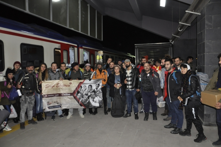 Öğrencilere yardım için Doğu Ekspresi ile Kars’a geldiler