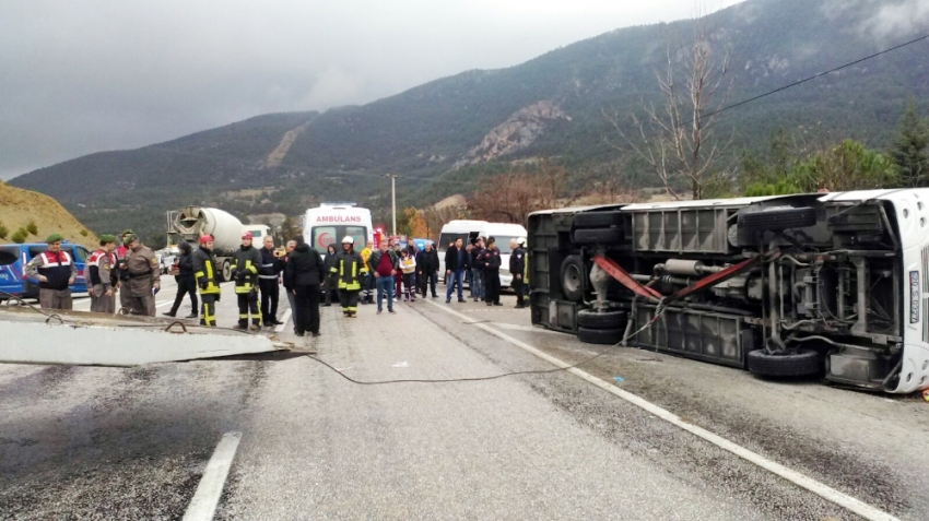 Denizli'de öğrenci servisi devrildi: 24 yaralı