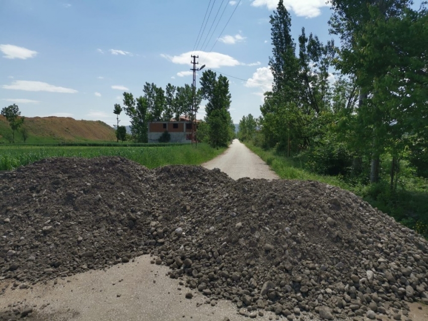 Karantinaya alınan mahallede yollar toprak yığınları ile kapatıldı