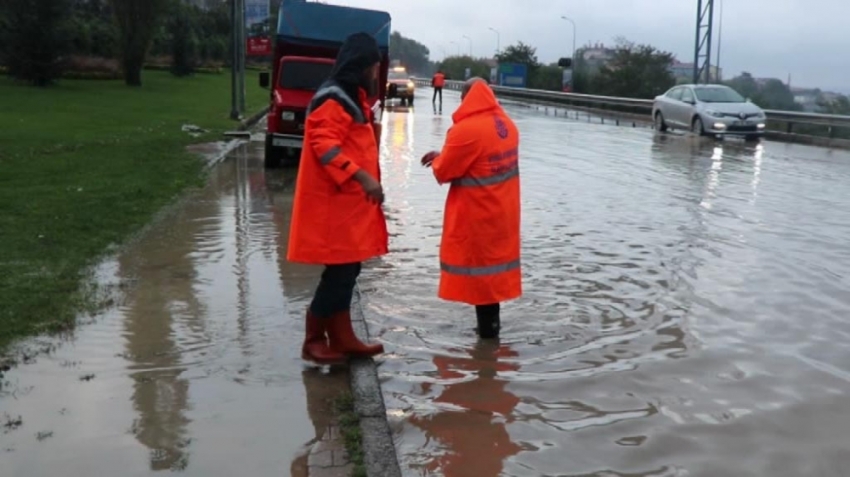 İstanbul’da yağış su baskınlarına yol açtı