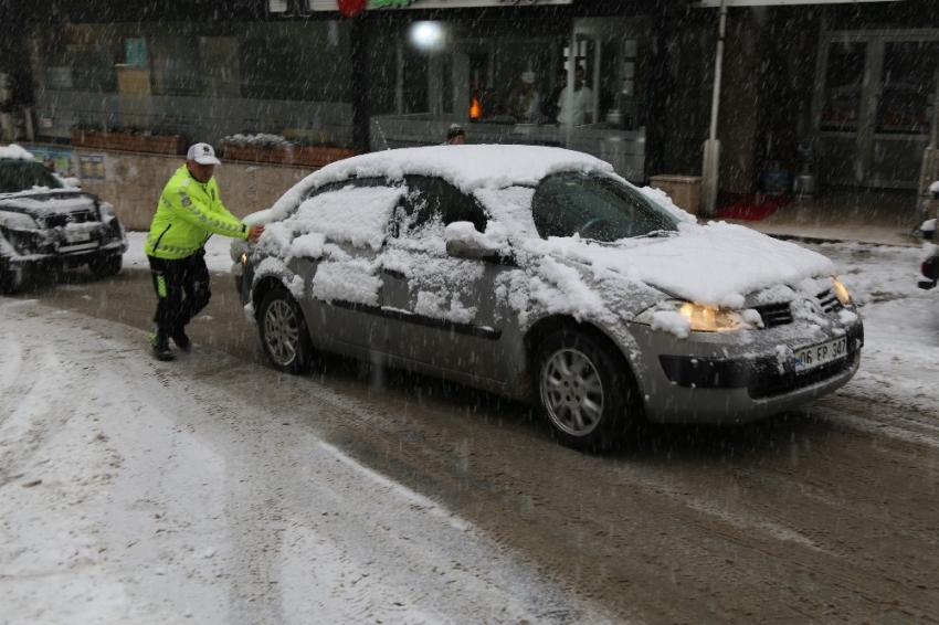 Artvin’de etkili olan kar yağışı trafiği felç etti