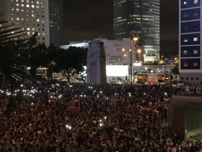 Hong Kong’da memurlar da sokaklara çıktı