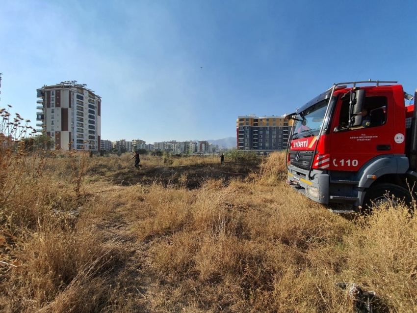 Boş arazide çıkan yangın mahalleliyi korkuttu