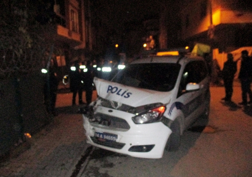 Suçlu kovalayan polisler kaza yaptı: 1 polis yaralı