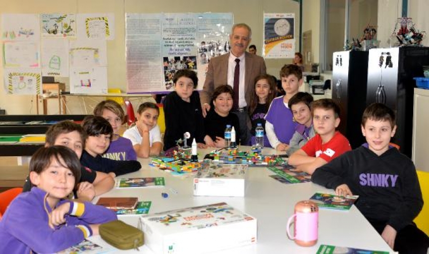 Suriyeli astronot Faris, öğrencilere uzay deneyimlerini anlattı