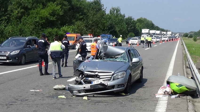 Yabancı plakalı otomobil tıra arkadan çarptı: 3 yaralı