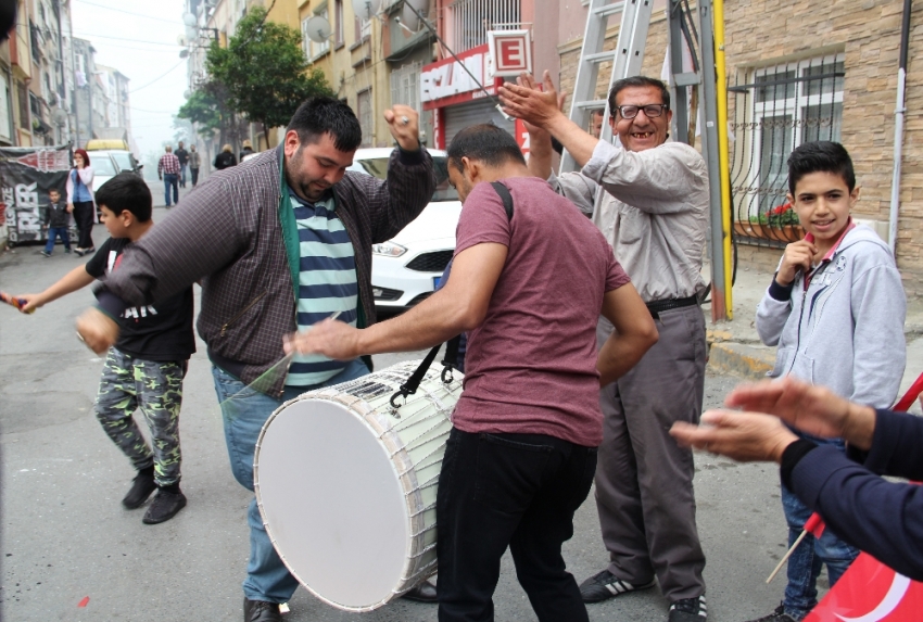 Beyoğlu’nda davullu zurnalı Binali Yıldırım kutlaması