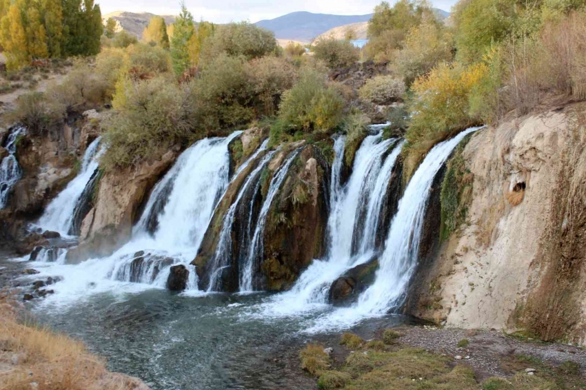 Muradiye Şelalesi’nde sonbahar güzelliği