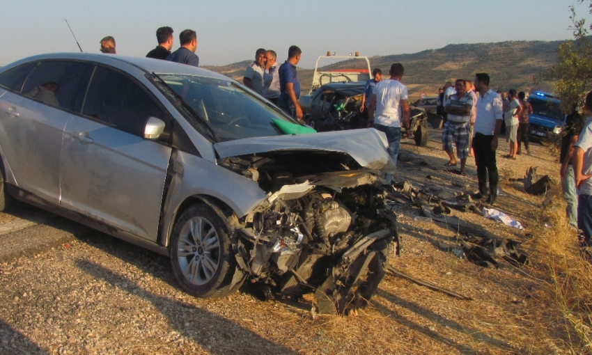 İki otomobil kafa kafaya çarpıştı: 1 ölü, 7 yaralı