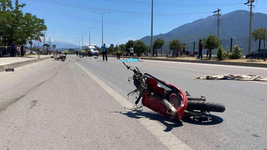 İki motosiklet çarpıştı: 2 ölü, 1 yaralı