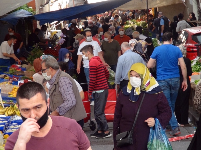 Sosyal mesafenin hiçe sayıldığı semt pazarında kural tartışması