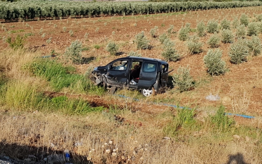 Şiddetli rüzgarda takla atan araç tarlaya uçtu: 3 yaralı