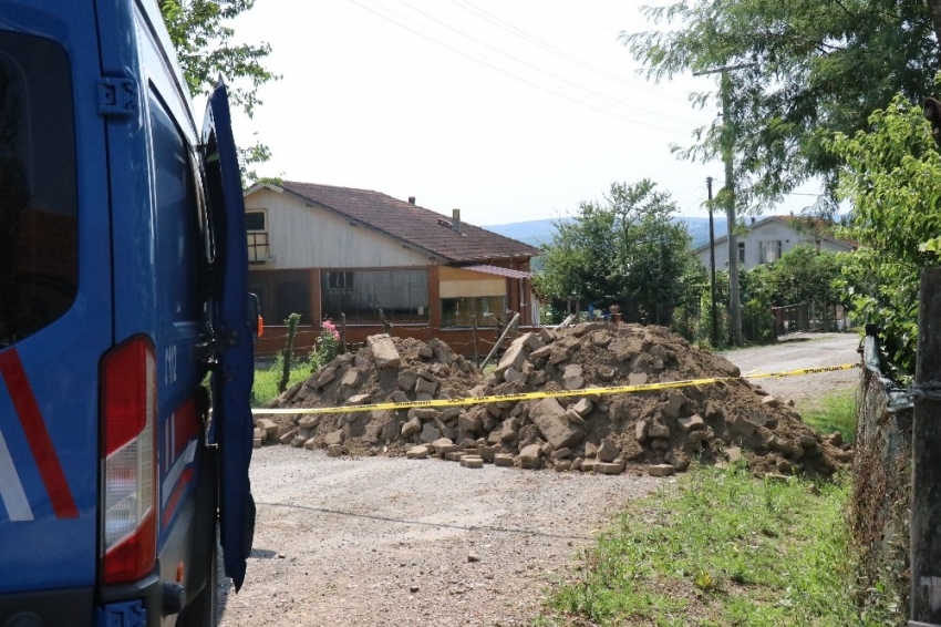 27 hanelik sokağı moloz dökerek karantinaya aldılar