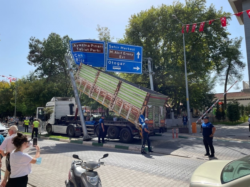 Seyir halindeki kamyon kasası açılınca yol levhasına takıldı