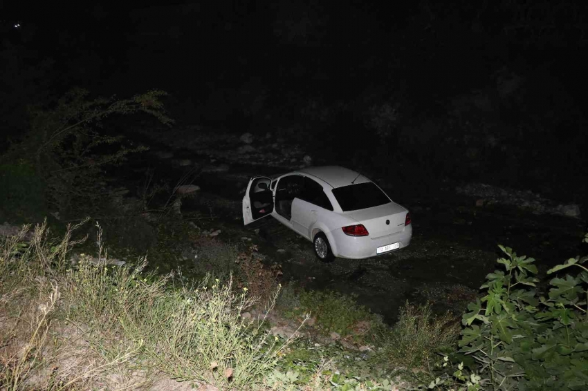 Yolu şaşıran alkollü sürücü dereye uçtu